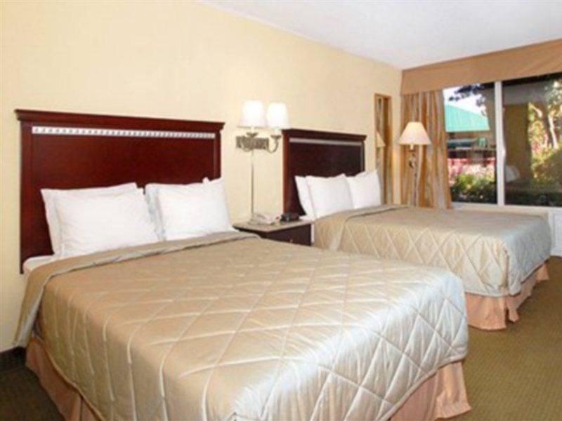 Quality Inn & Conference Center Tampa Exterior photo