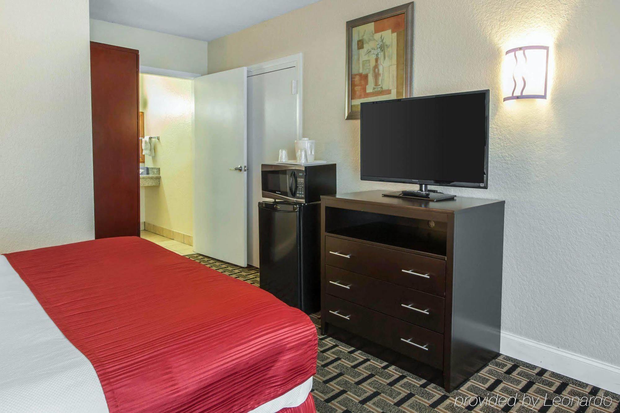Quality Inn & Conference Center Tampa Exterior photo