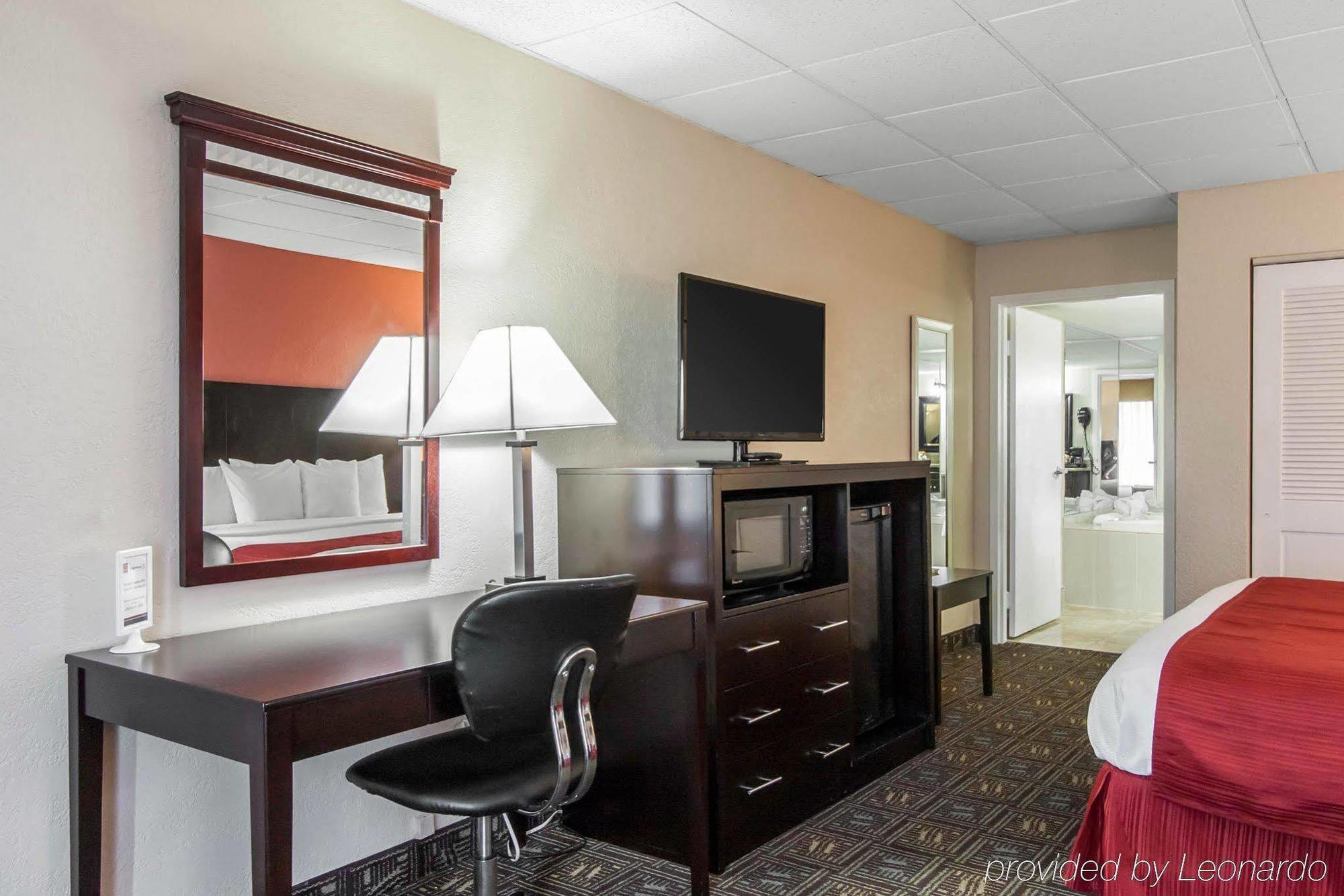 Quality Inn & Conference Center Tampa Exterior photo